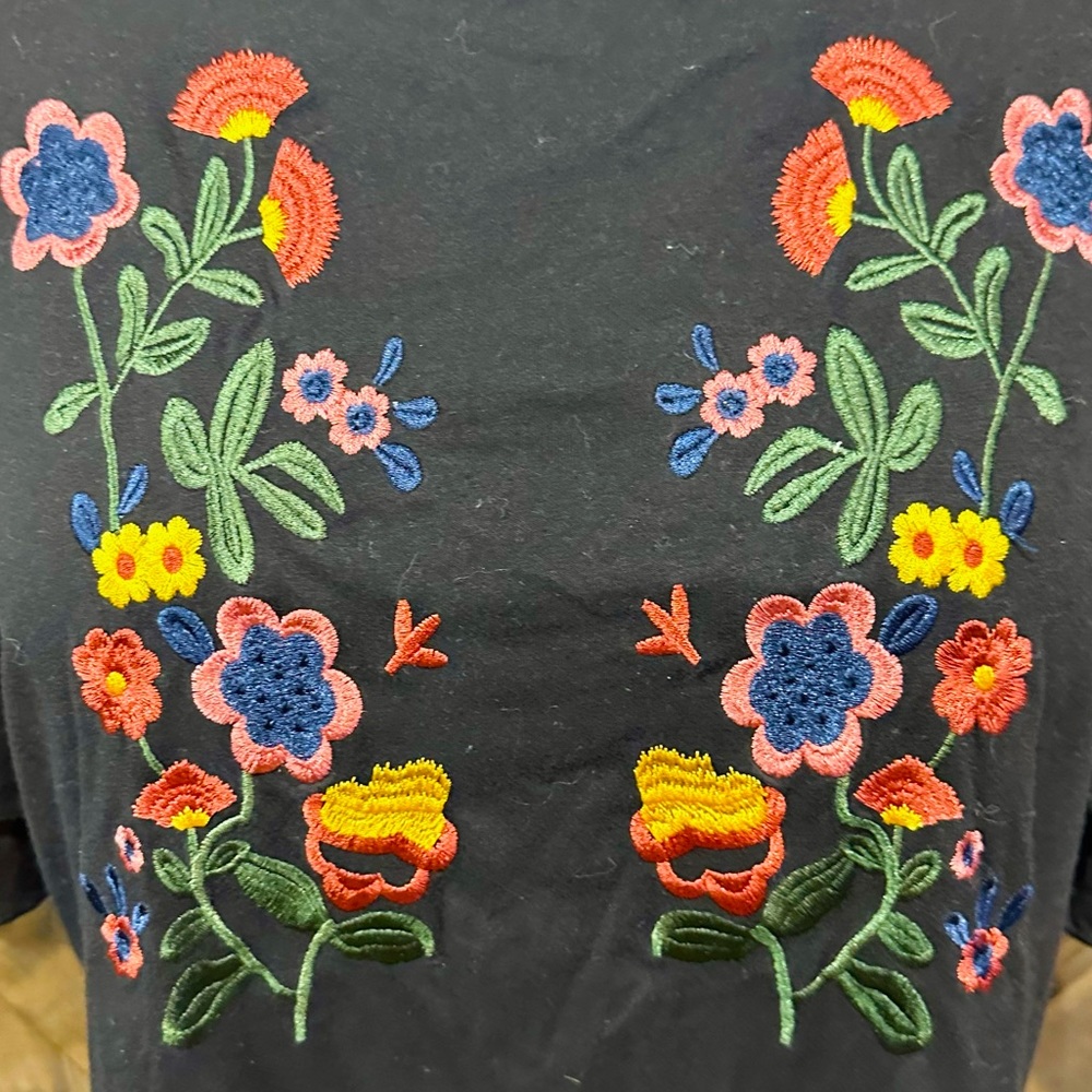 EUC Amaryllis Black Ruffle Sleeve Floral Embroidered Top Sz L - Picture 9 of 16